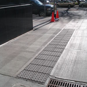 pavé en béton / pour piétons / podotactile / texturé