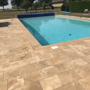 pavé en marbre / haute performance et forte charge / brossé / de piscine