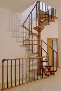 escalier en colimaçon carré / structure en bois / marche en bois / sans contremarche