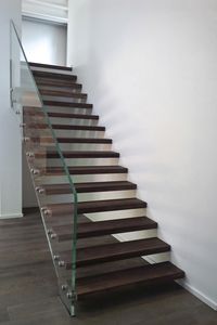 escalier droit / structure en verre / marche en chêne / sans contremarche