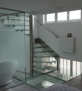 escalier en colimaçon carré / hélicoïdal / structure en acier inoxydable / marche en verre