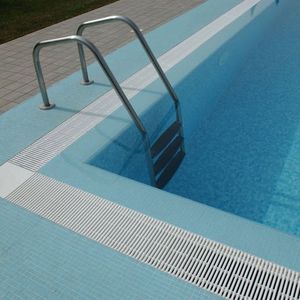 échelle de piscine