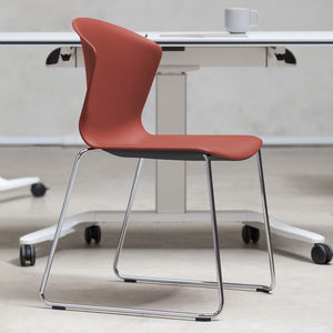 chaise visiteur contemporaine / avec accoudoirs / empilable / luge