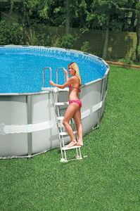 échelle de piscine résidentielle