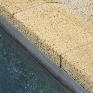 margelle de piscine en béton