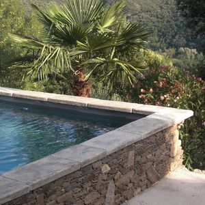 margelle de piscine en béton