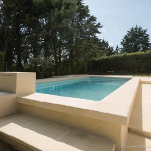 margelle de piscine en béton