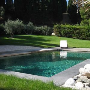 margelle de piscine en béton