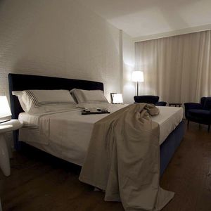 lit double / contemporain / tapissé / avec tête de lit