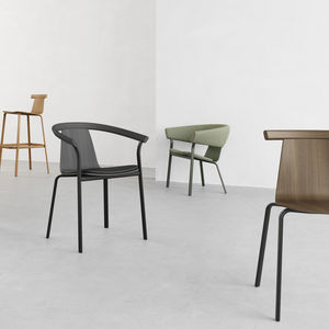 chaise contemporaine / avec accoudoirs / empilable / ergonomique