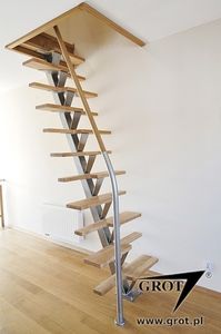 escalier demi-tournant / droit / structure en métal / marche en bois