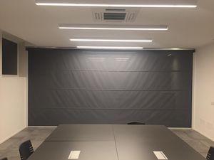 séparateur de bureau à fixation au plafond