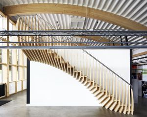 escalier droit / structure en bois / marche en bois / avec contremarche