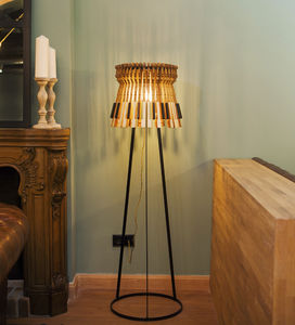 lampe sur pied / design original / en fer / en bois