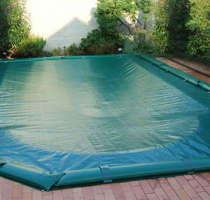 couverture de piscine à oeillets