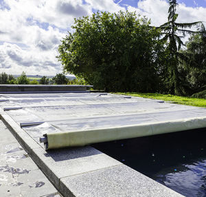 couverture de piscine à barres