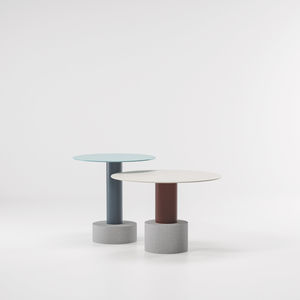 table d'appoint contemporaine / en métal / en béton / ronde