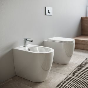 WC près du mur