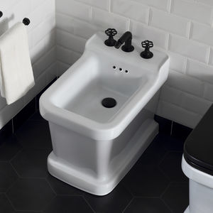 bidet près du mur