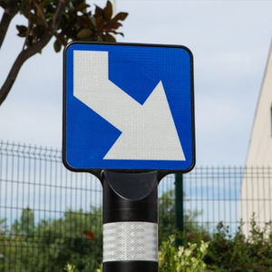 panneau de signalisation routière sur pied