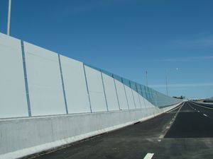 mur anti-bruit pour construction de pont