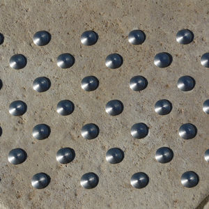 clou podotactile en inox
