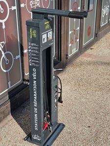 station de réparation de vélos en acier galvanisé 1