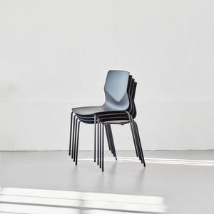 chaise visiteur contemporaine / empilable / en polypropylène / en acier