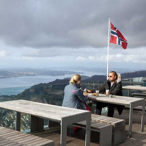 table contemporaine