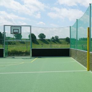 terrain de sport pour aire de jeux