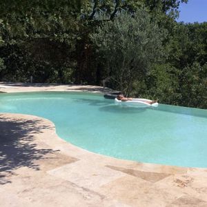 margelle de piscine en travertin