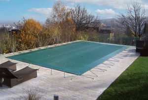 bâche de piscine à oeillets