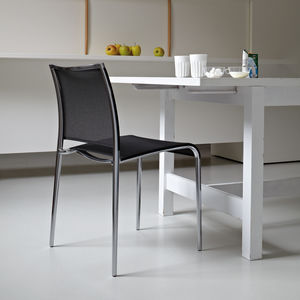 chaise contemporaine / empilable / avec accoudoirs / en résille