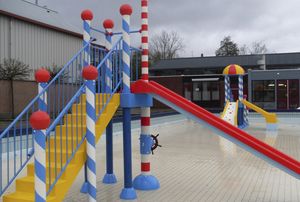 tour de jeux pour piscine publique pour enfant