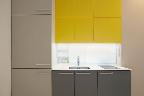 Cuisine contemporaine - YELLOW AND GREY - LE BON spol.s.r.o. - en stratifié / dissimulée / avec poignée