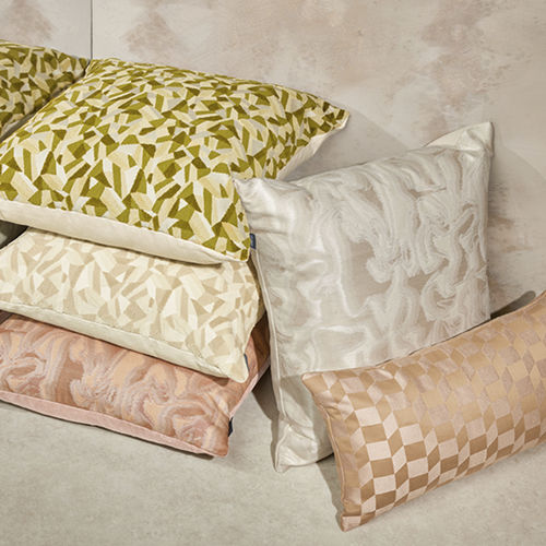 Coussin carré - GLINT  - Kirkby Design - à motif / résidentiel / en coton