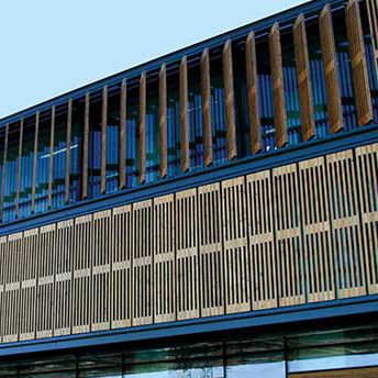Brise-soleil en bois - ADJUSTABLE BRISE SOLEIL WITH WOODEN BLADES - Tamiluz - pour façade