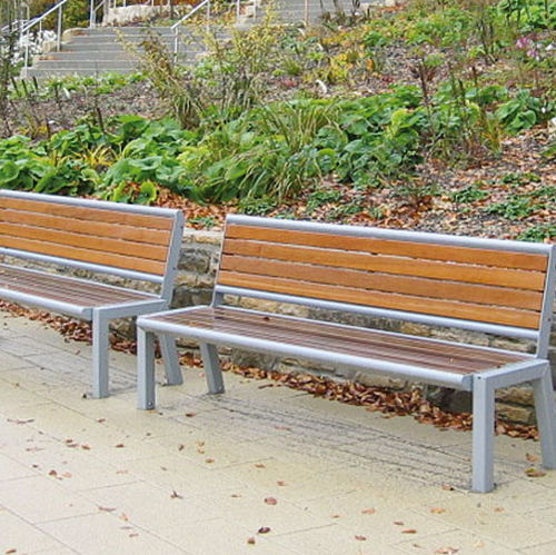 Banc public contemporain - URBANIS QUATER - Gem. Westeifel Werke GmbH - en bois de feuillus / en acier galvanisé / en acier à revêtement par poudre