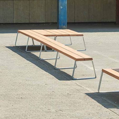 Banc public contemporain - Campus levis - Gem. Westeifel Werke GmbH - en acier galvanisé / en bois de feuillus / avec dossier