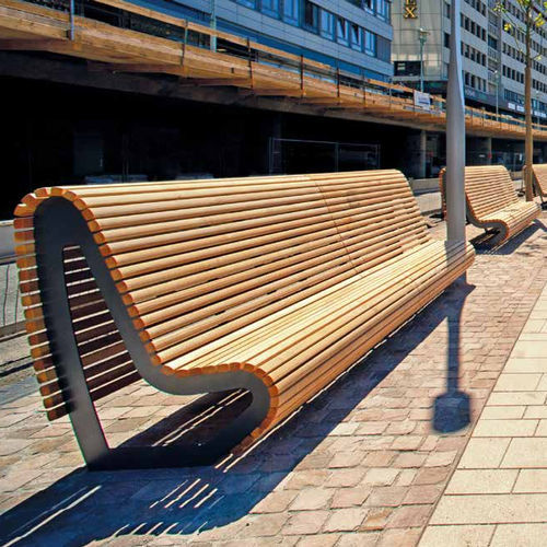 Banc public contemporain - Saarbrücken - Gem. Westeifel Werke GmbH - en acier galvanisé / en acier à revêtement par poudre / en bois de feuillus
