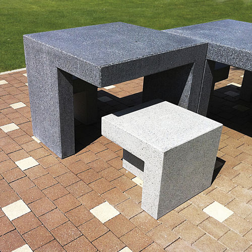 Ensemble table et chaises contemporain - LOUNGE® - QUARTZO DESIGN - en pierre reconstituée / pour espace public