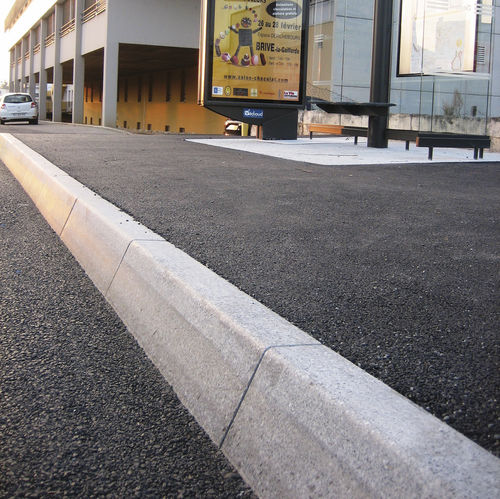 Bordure en pierre reconstituée - CITYBUS® T4H - QUARTZO DESIGN - de quai de bus / linéaire