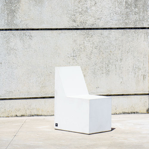 Banc public contemporain - FORM : 540 - SIT Urban Design - en béton / avec dossier