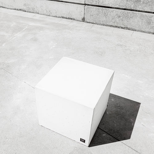 Tabouret contemporain - FORM : 541 - SIT Urban Design - en béton / carré / pour espace public