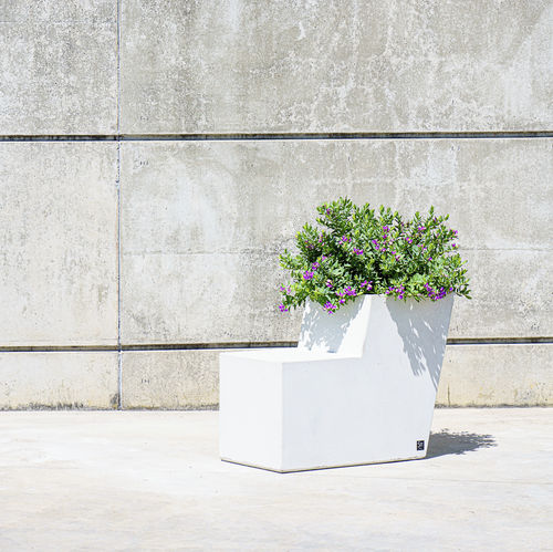 Banc public contemporain - FORM : 543.FL - SIT Urban Design - en béton / avec dossier / avec jardinière intégrée