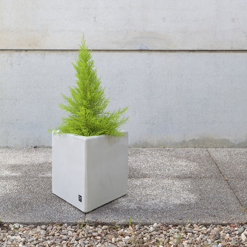 Jardinière en béton fibré - VIDA : 571 - SIT Urban Design - triangulaire / contemporaine / pour espace public