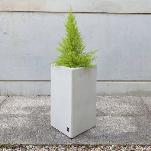 Jardinière en béton fibré - VIDA : 573 - SIT Urban Design - triangulaire / en hauteur / contemporaine