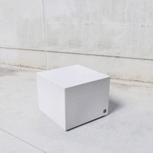 Banc public contemporain - CUBO B : 108 - SIT Urban Design - en béton