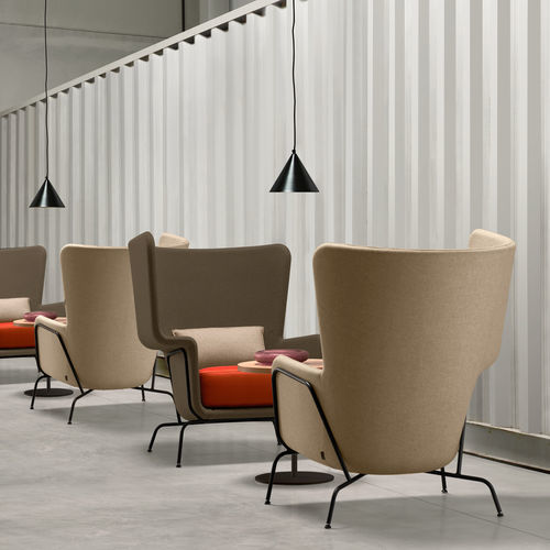 Fauteuil contemporain - HIP - Quinti. - en tissu / en bois / à tablette