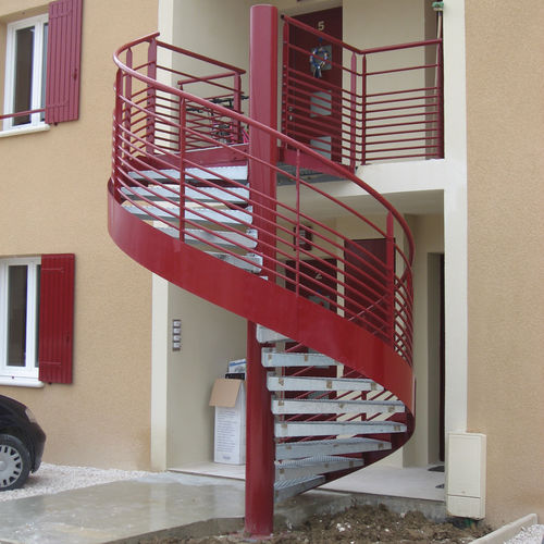 Escalier en colimaçon - INDUS - JK TECHNIC - à marches en métal / structure en acier / pour bâtiment tertiaire